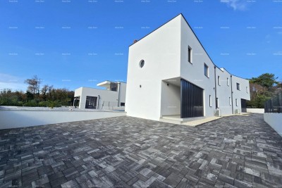 1 km daleko od centra Medulina. In vendita nuova casa con piscina in ottima posizione, vicino al mare!