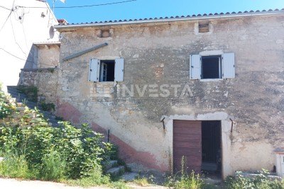 Višnjan, Kamena kuća -započeta renovacija