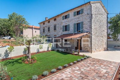 Istra, Poreč okolica- kamena kuća s bazenom, pogledom na more i velikom okućnicom