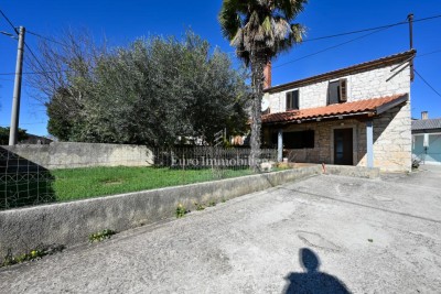 Istra, Kaštelir - kamena kuća s dvorištem