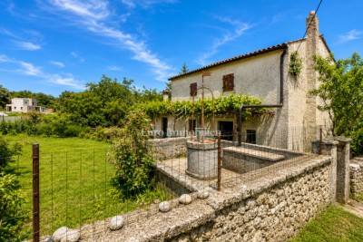 Casa in pietra con giardino vicino ad Albona