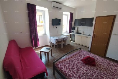 Pula, centro storico – 90,30 m² | 4 appartamenti studio arredati | Vista sulle Porte d'Oro | Attività turistica avviata
