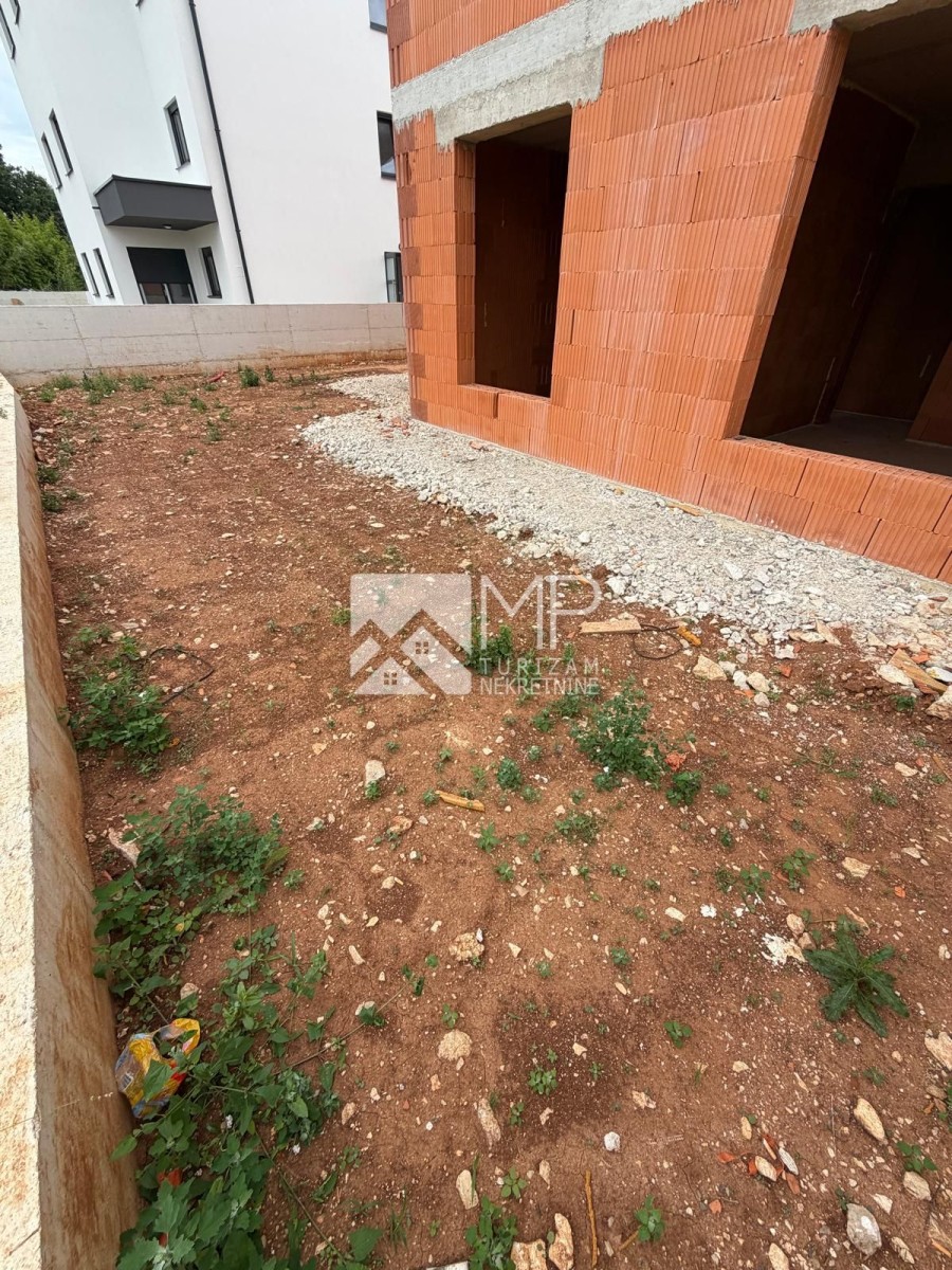 Medulin, NEUBAU, exklusive Erdgeschosswohnung mit Garten, 2 Parkplätze