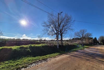 Istra, Kaštelir: Građevinsko zemljište 1180 m²