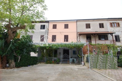 Novigrad, okolica - šarmantna kuća u nizu na svega 600 m od mora