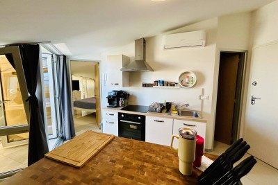 NOVIGRAD, JEDNOSOBAN STAN S POGLEDOM NA MORE