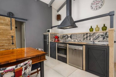 POREČ, PRODAJE SE RENOVIRANA KUĆA S BAZENOM  NA RUBU NIZA SAMO 4 KM OD MORA