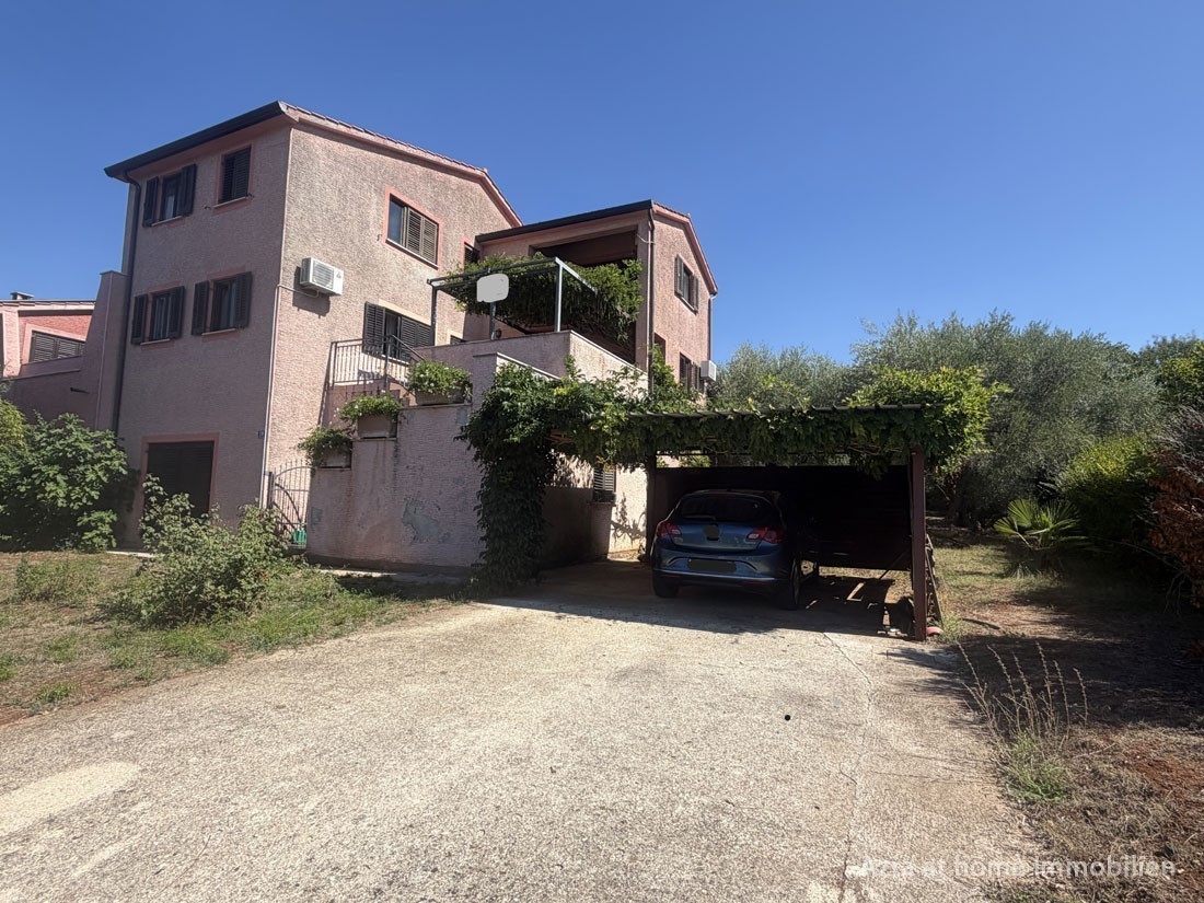 Zum Verkauf: Doppelhaushälfte mit Wohn- und Geschäftsnutzung, 268 m², Grundstück ca. 530 m² – Umgebung von Poreč
