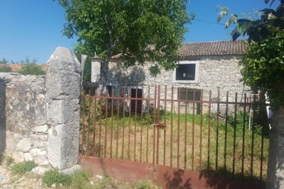 Casa bifamiliare in pietra da completo adattamento