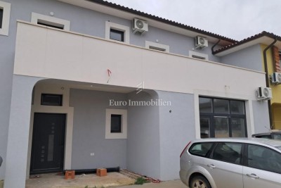 Dvojna kuća s bazenom u okolici Vodnjana – 400 m²