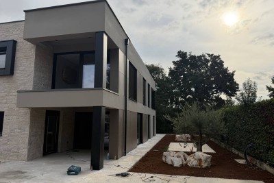 POREČ, NAMJEŠTEN STAN NA PRVOM KATU S JEDNOM SS, BLIZINA GRADA I MORA