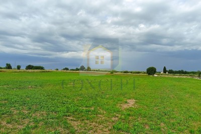 Poreč, Tar, Terreno edificabile al confine con l'urbanizzazione, 3,5 km dal mare
