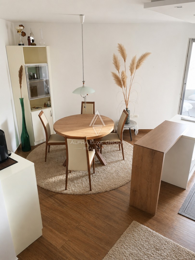 Novigrad – Moderne Maisonette-Wohnung 250 m vom Yachthafen entfernt mit 2 Terrassen und teilweisem Meerblick