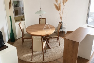 Novigrad – Moderne Maisonette-Wohnung 250 m vom Yachthafen entfernt mit 2 Terrassen und teilweisem Meerblick