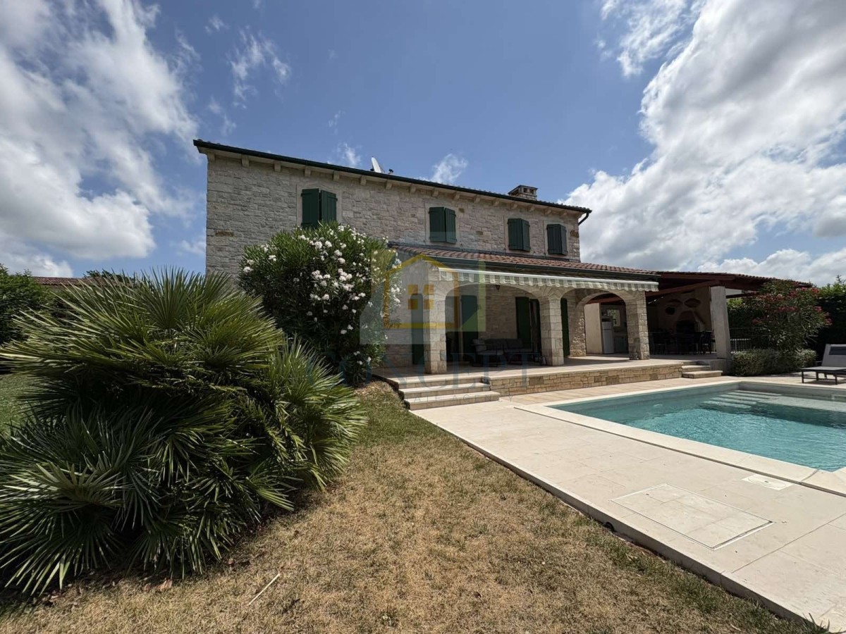 Poreč, Umgebung, Wunderschönes Steinhaus mit großem Garten und Pool, 12 km vom Meer entfernt