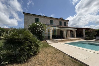 Poreč, Umgebung, Wunderschönes Steinhaus mit großem Garten und Pool, 12 km vom Meer entfernt