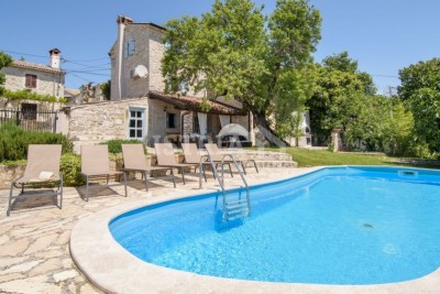 Kamena vila sa bazenom i pogledom na more i rijeku Mirnu