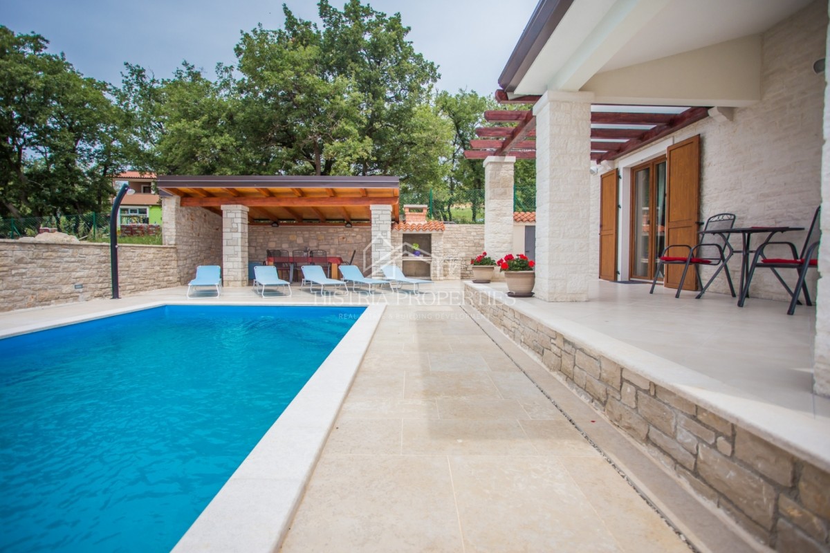 Bekannte Lage, in der Nähe der Stadt Poreč und ein schönes Haus mit Swimmingpool