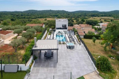 Bezaubernde Villa auf einem großzügigen Grundstück unweit des Stadtzentrums und des Meeres