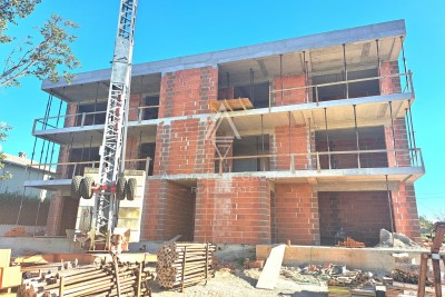 Prekrasan stan s velikim vrtom u novogradnji – mirna lokacija blizu mora