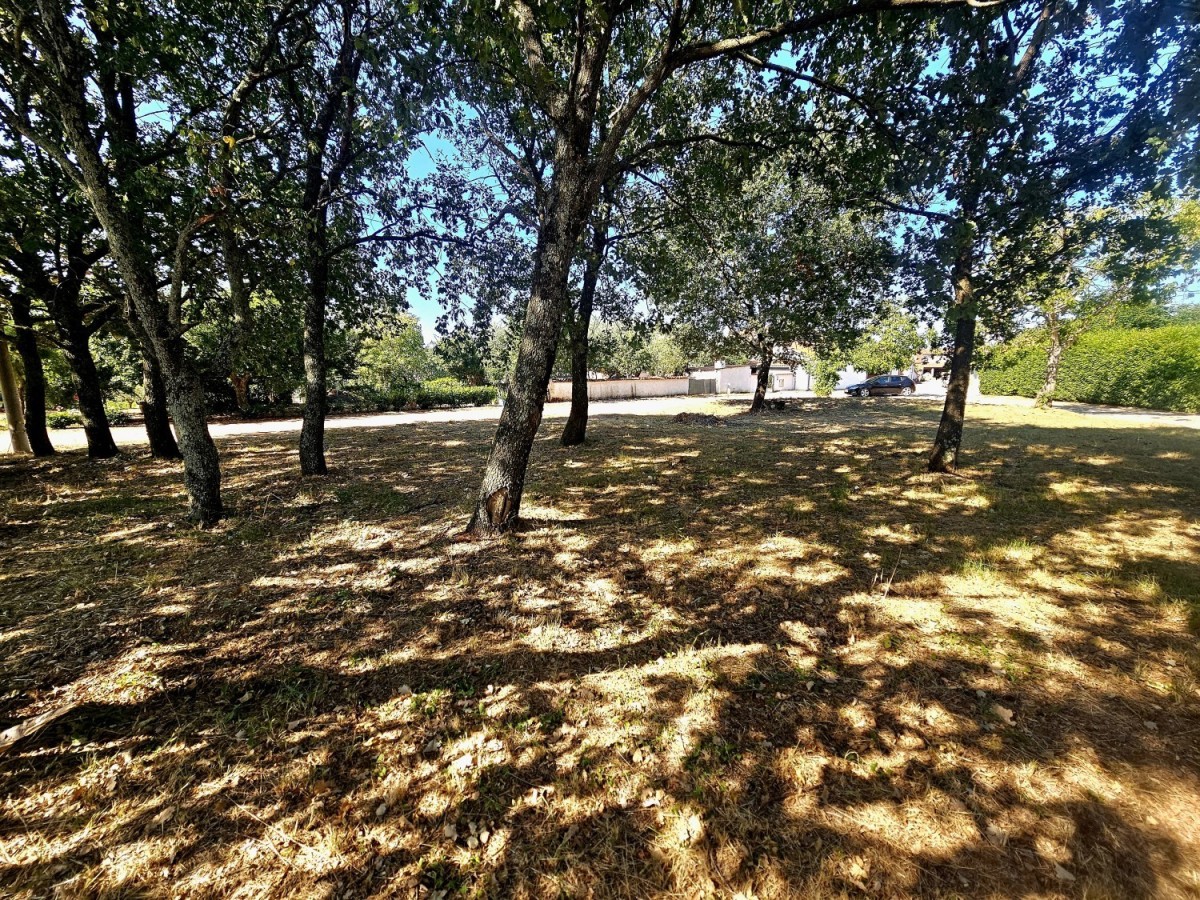 Baugrundstück 809 m² in der Nähe von Poreč mit Baugenehmigung für Villa zu verkaufen