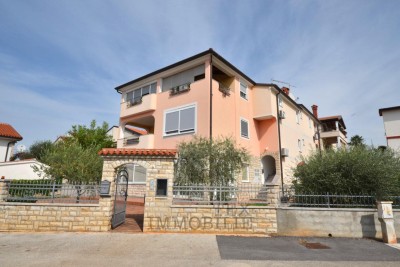 ISTRA, NOVIGRAD – stan s velikom terasom 500 m od mora