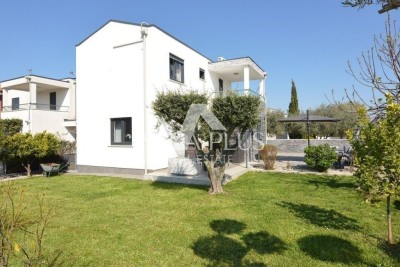 Istrien, Region Poreč – Modernes Einfamilienhaus mit schönem Garten und Meerblick