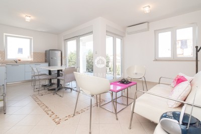 Zweistöckige Wohnung mit Panoramablick auf das Meer und Garage