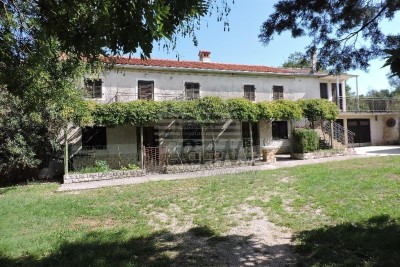 Kamena kuća u okolici Buja