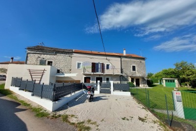 Popolnoma prenovljena, kamnita hiša v nizu z vrtom.