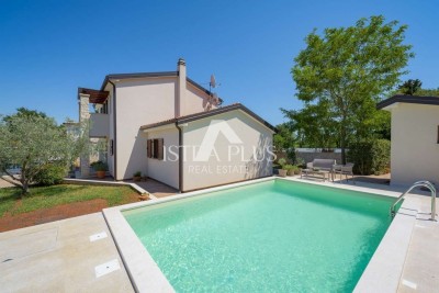 Samostojeća kuća s bazenom, 10 km od grada i mora – 565 m² luksuza i komfora