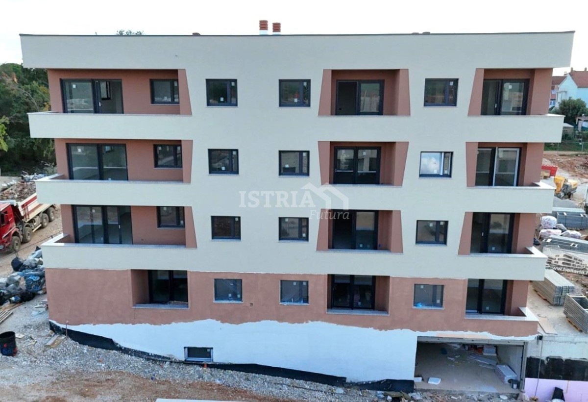 Eine wunderschöne Wohnung im 3. Stock eines außergewöhnlichen Neubaus, nur 800 m vom Meer entfernt.