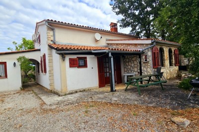 Casa a piano rialzato con giardino in zona tranquilla vicino a Vrsar e Parenzo