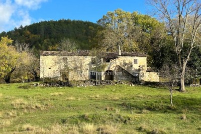 Cerovlje - autohtona istarska stancija s 11000m² okućnice