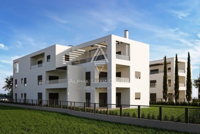 Istra, Poreč – Moderna trosobna stanovanja z vrtom v bližini plaže Materada naprodaj
