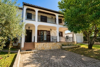 Haus mit zwei Apartments und Meerblick – 5 km von Poreč und dem Meer entfernt