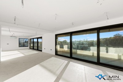 Atraktiven penthouse s strešno teraso v bližini Poreča