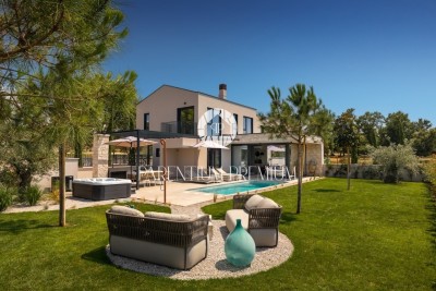 Moderne Designervilla mit reichhaltigem Inhalt - in Gebäude