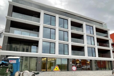 Verkauf von Wohnungen in einem Wohn- und Geschäftshaus mit Meerblick, im Zentrum von Umag! / S9a