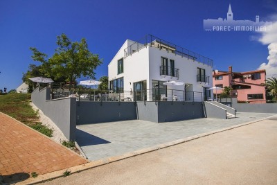 Appartamento arredato con due camere da letto al piano terra di un edificio moderno