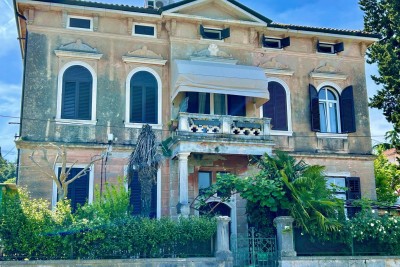 ROVINJ, CENTAR, STAN U AUSTROUGARSKOJ VILI 50 METARA OD MORA EKSKLUZIVA AGENCIJE