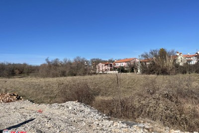 ISTRA, LABIN, GRAĐEVINSKO ZEMLJIŠTE NA RUBU GRADA