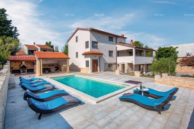 Premantura, villa indipendente con 5 camere da letto. Vicinanza al mare.