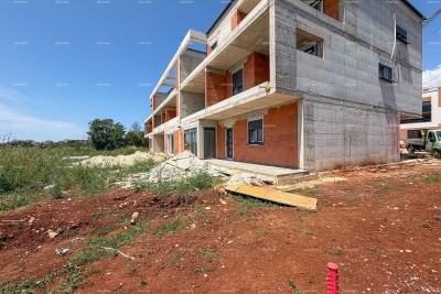 Stan u izgradnji. Novi objekt, blizina centra cca 2 km. Udaljenost od grada Medulina 8 km.