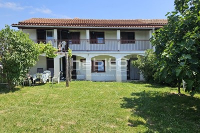 Stein-Doppelhaus mit Garten – Nähe Vižinada & Poreč