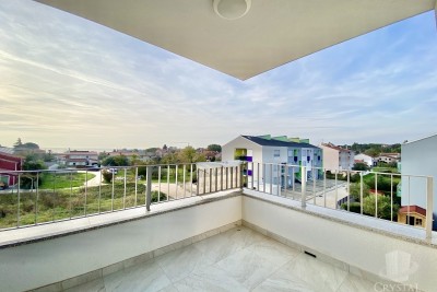 PROSTAN STAN Z FANTASTIČNIM POGLEDOM, LE 250M OD MORJA!!