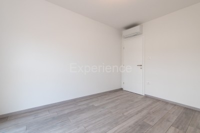 U okolici Poreča - cca. 1.8 km od mora, stan u prizemlju sa VRTOM