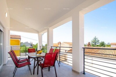 Vendita di un appartamento su due piani con grande giardino e garage, Ližnjan!