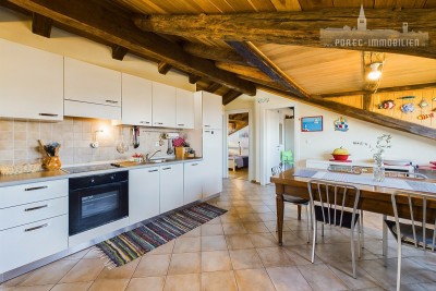Parenzo, appartamento mansardato con ampia terrazza e due camere da letto. Piscina e campo da tennis in uso