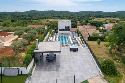 Design contemporaneo e villa di prima qualità con campo da tennis e ricchi servizi